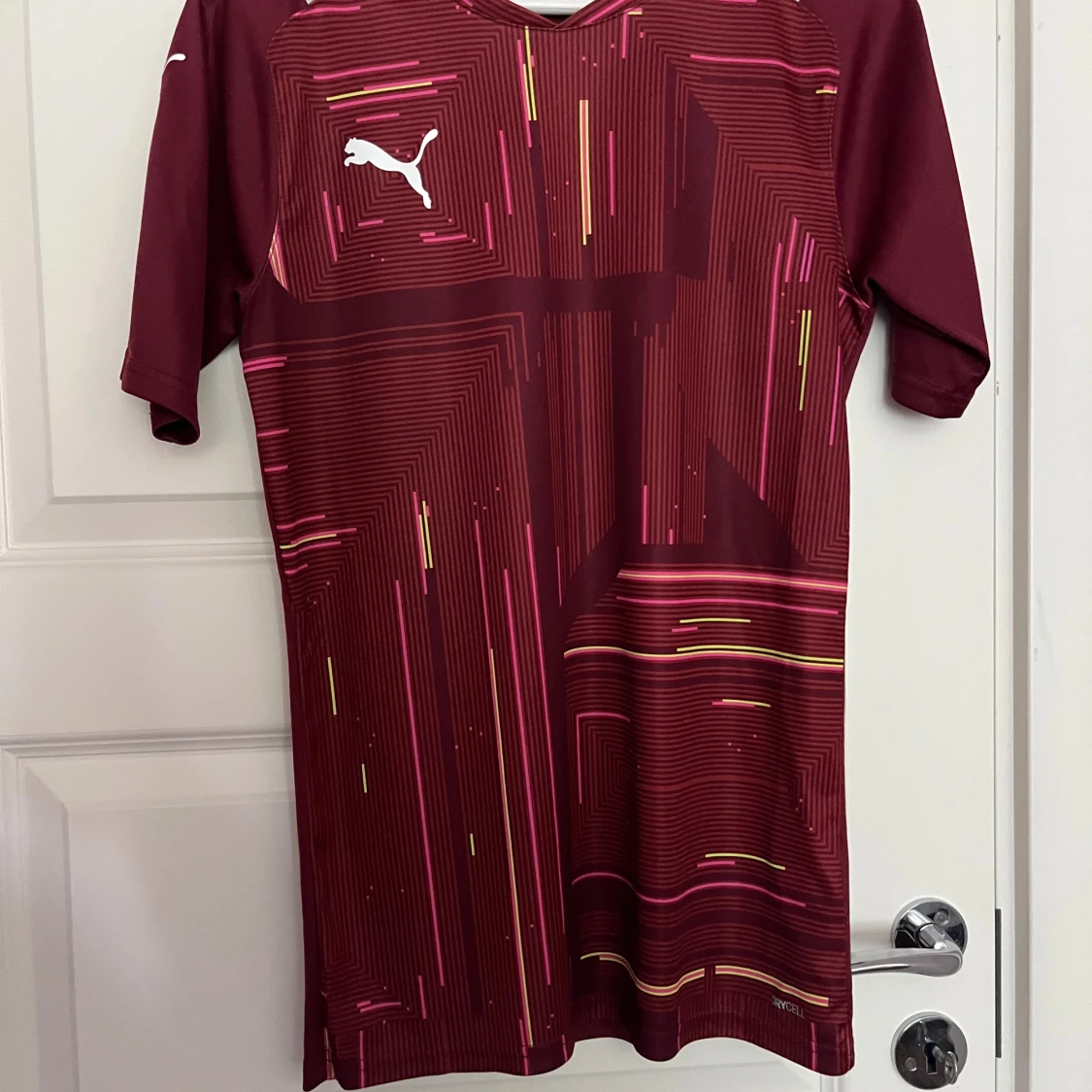 Vinröd fotbollströja från Puma S