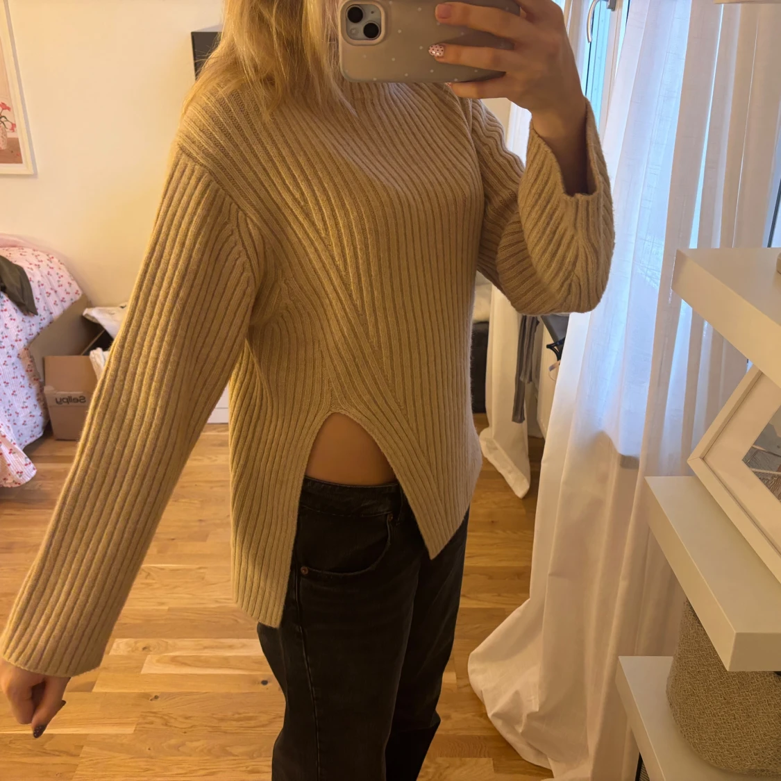 Beige ribbad stickad tröja med slits - 1