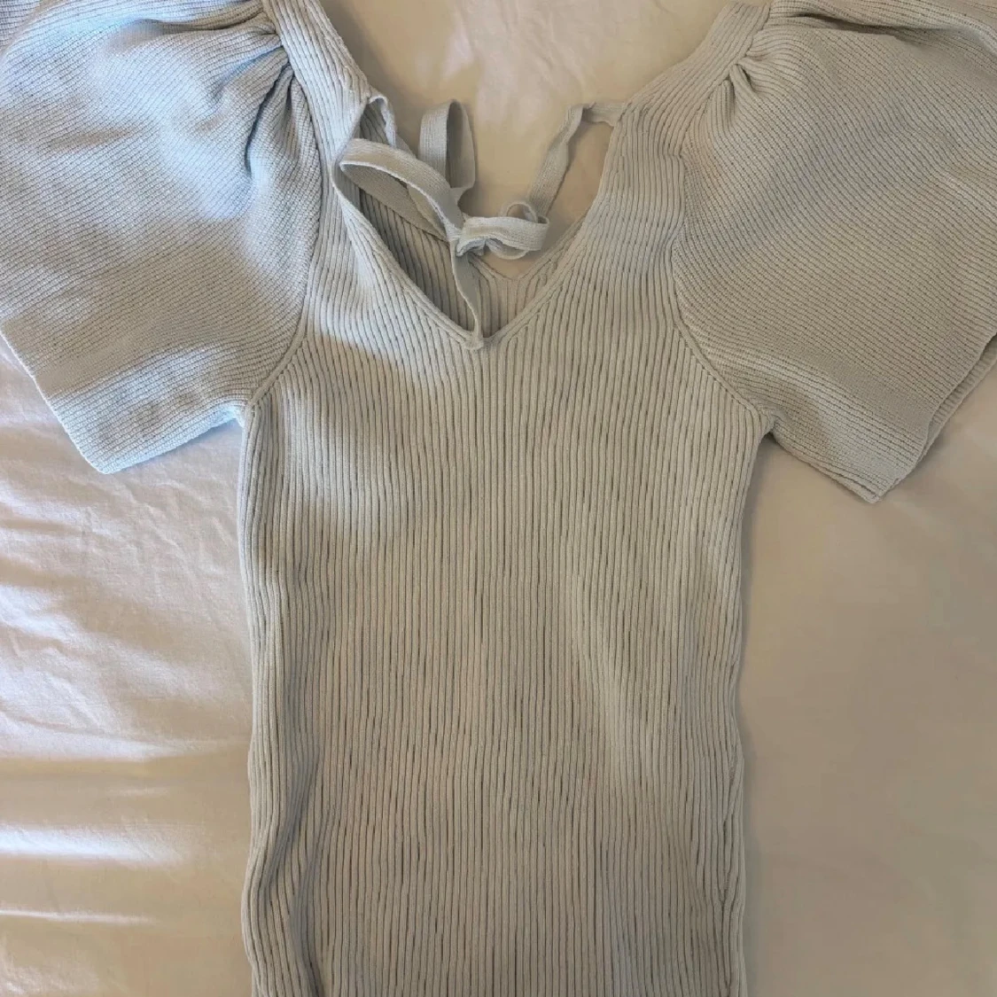 Vit ribbad topp med puffärm - 1