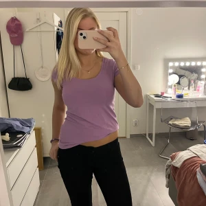 Lila T-shirt - Fin lila T-shirt 