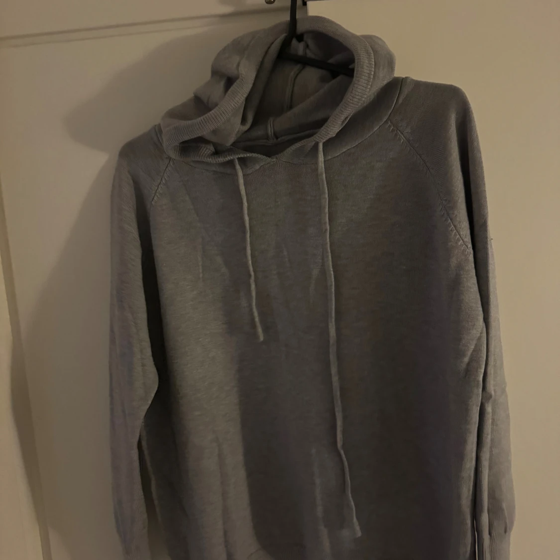 Grå hoodie med huva och snörning - 1