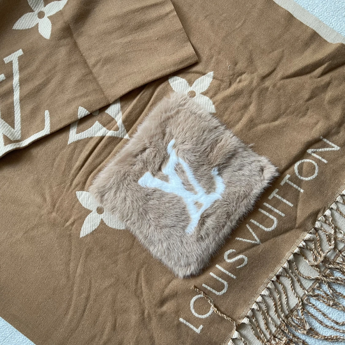 Beige  Vuitton halsduk med fuskpäls - 3