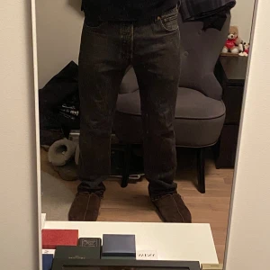 Levi's 501 gråa jeans W34 L32 - Gråa Levi's 501 jeans med klassisk rak passform och femficksdesign. Jeansen har en mörk tvätt och är tillverkade i slitstarkt bomullsjeans. Perfekta för dig som gillar en tidlös och clean look. Skriv om du vill ha mått 👍Hör av dig om du har nån fråga 