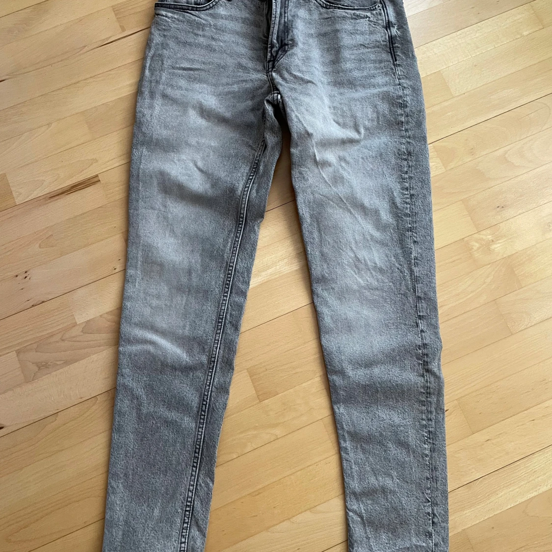 Grå tapered jeans skinny fit