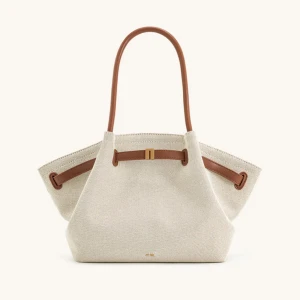 JWPEI Hana väska brun-beige (storlek Medium)  - ((Köpt 1500 plus 300 i frakt)). Jätte fin väska, väldigt trendigt just. Helt ny, använt 2 gånger max. Köpte den men råka köpa fel storlek plus dyr med frak att beställa och skicka tillbaks så jag behöll den men ångra mig för vill ha den mindre  från första början. Så hoppas på att få köpa ingen och den rätta storle. 🌟🫶🏼 