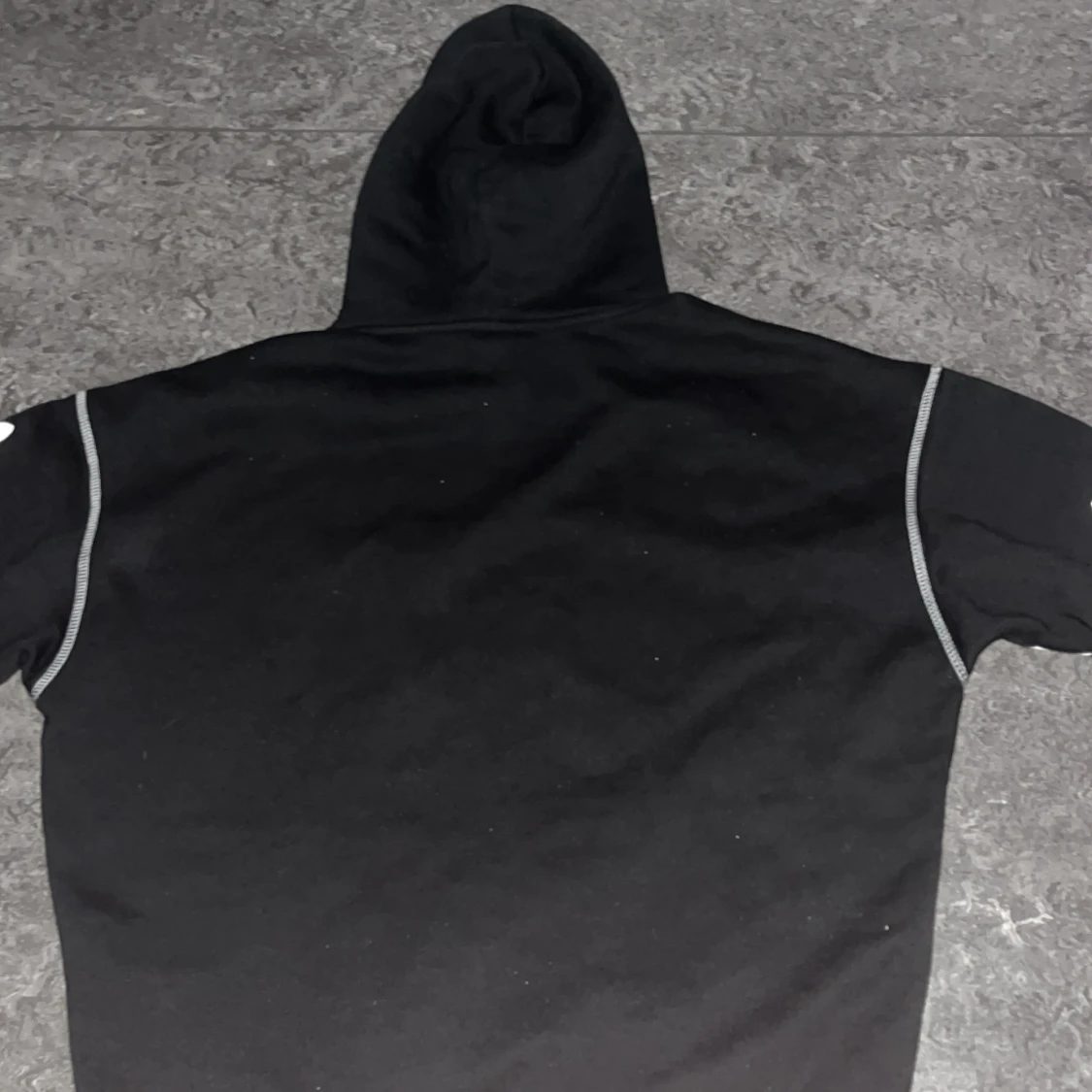 Svart hoodie med vit graffiti-text - 3