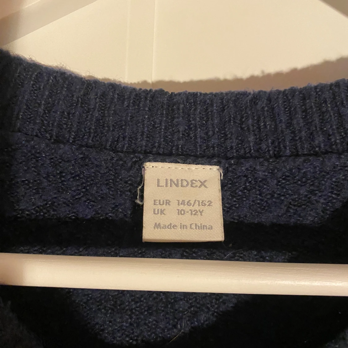 Mörkblå stickad tröja från Lindex - 1