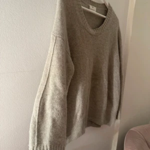 Allude kashimr tröja - Säljer denna tröja i 100%kashmir från Allude i storlek S men passar även m. Nypris över 5000kr