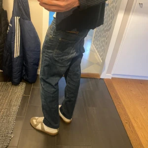 Archive Lee jeans  - Säljer ett par riktigt snygga Lee jeans. Passformen är lite rakare och lägger sig skönt över skorna. Original storleken är 30/32 men de är uppsydda till cirka 30/30. Skulle säga att det passar bäst alla under 180. Skriv vid frågor eller lägg bud!