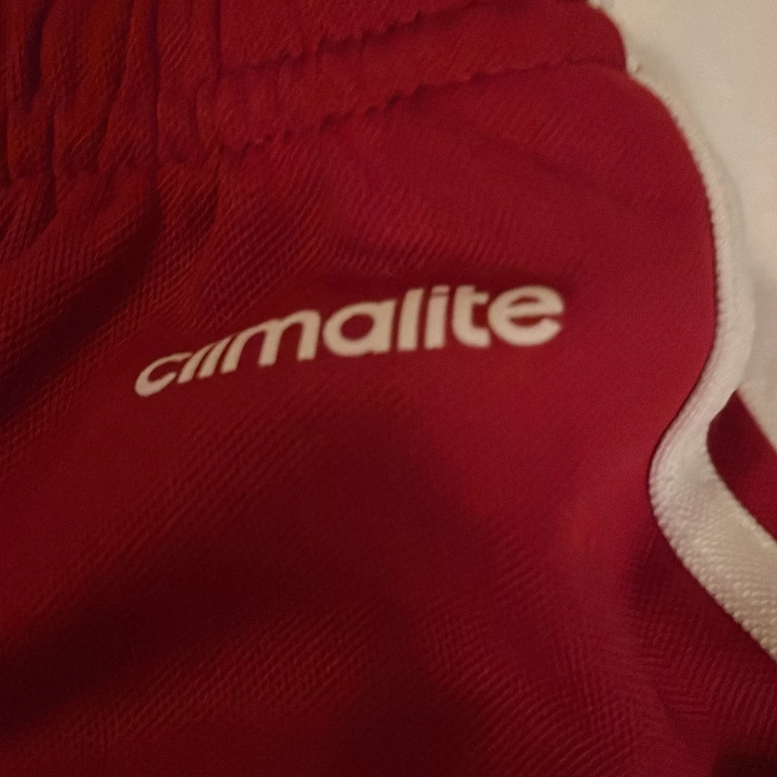 Röda Adidas shorts med vita ränder - 3