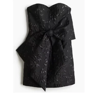 Festklänning - Populär och slutsåld H&M klänning i storlek S, aldrig använd. Har inga egna bilder på då den är för stor