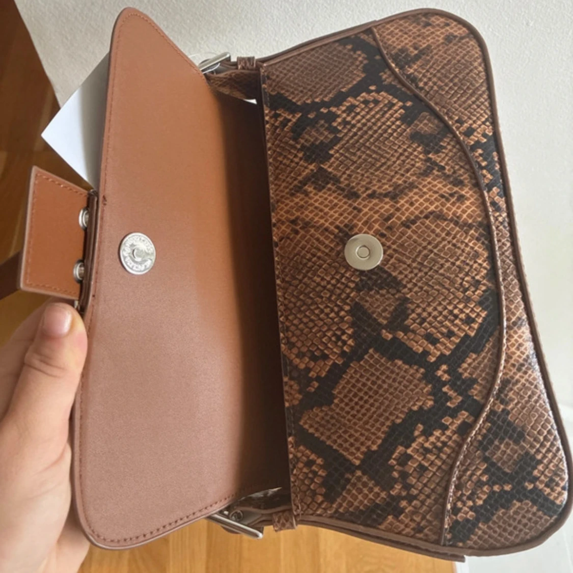 Brun axelväska med ormmönster H&M - 2