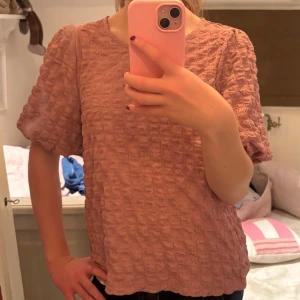 Söt topp från ellos 💓 - Jättegullig topp från ellos som passar perfekt till exempel skolan. Jättebra skick och den blir jättesnygg när man stylar den med smycken. Kontakta mig vid frågor 💓