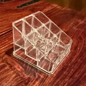 Transparent sminkhållare (läppstift osv.) - Snygg och praktisk sminkhållare i stillren design som gör det enkelt att hålla ordning på dina favoriter.