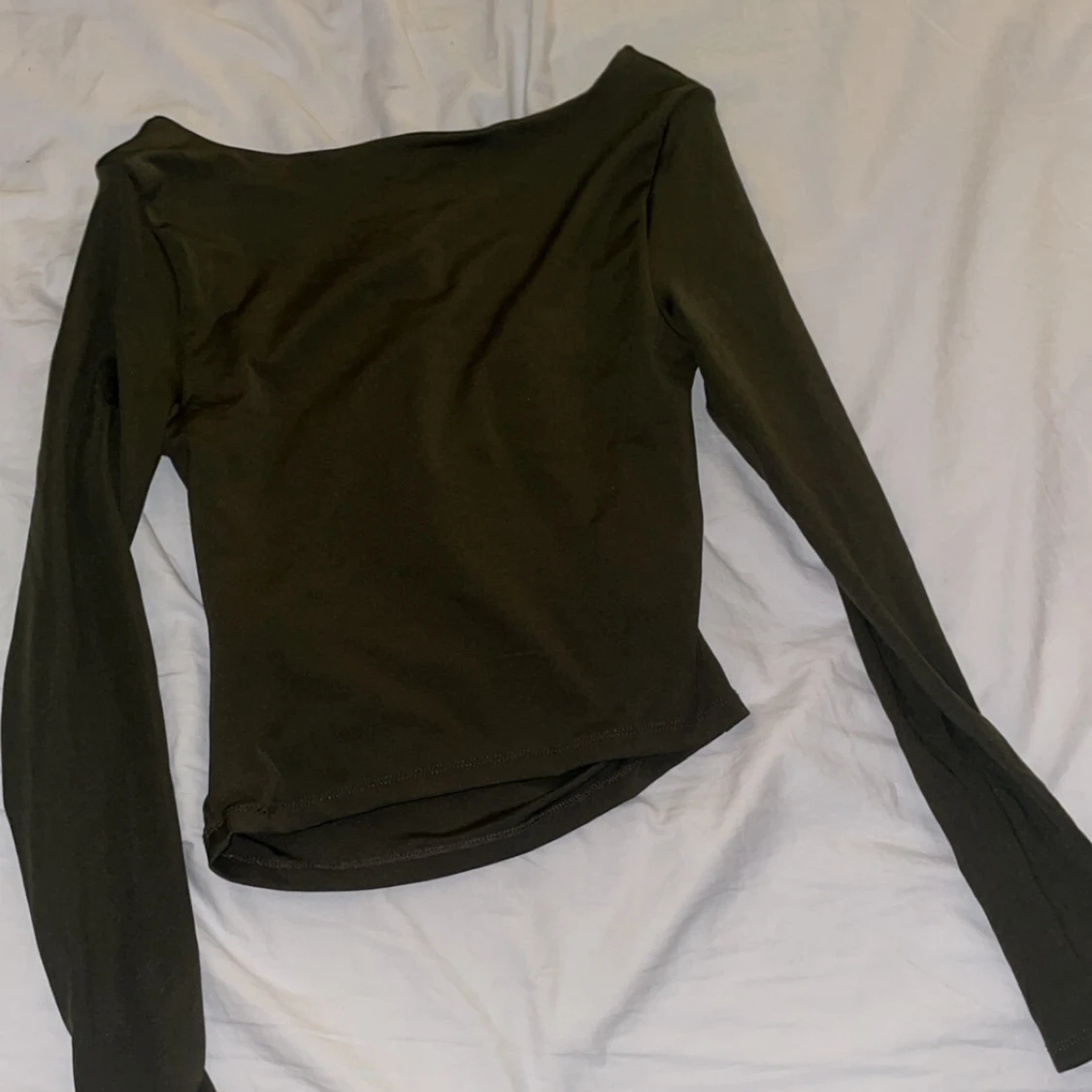Mörk grön långärmad topp med bred hals - 1
