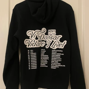 Hov1 merch 2025 vi dansar vidare i livet  - Hov1 sista turnehoodie ”Vi dansar vidare i livet” i storlek S. I nyskick, endast provad! Pris kan diskuteras vid snabb affär!