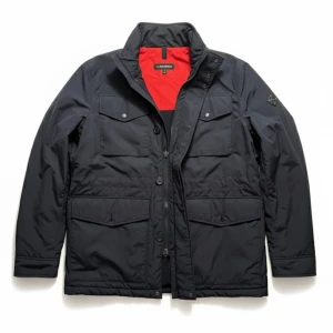 J.Lindeberg jacka - Tjenare, jag säljer denna riktigt fina höstjackan från J.Lindberg. Storleken är medium. Skicket hade jag värderat till 8,5/10, finns inga defekter men har ägt jackan ett tag. Ifall du har några frågor eller funderingar skriv gärna👍