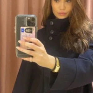 Marinblå kappa med hög krage - Säljer en stilren mörkblå kort kappa/ trenchcoat med bred krage. Köpt för två år sen från Gina tricot och har inte haft mycket användning av den!😊💘