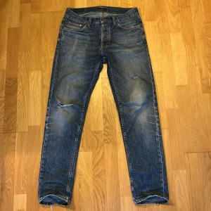 Nudie Jeans Steady Eddie II blue steel med snygga slitningar  - Nudie Jeans Steady Eddie II blue steel med snygga slitningar, sitter straight, sköna etc. Skriv om ni har frågor!