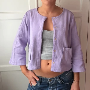 Snygg kofta!! - Säljer denna snygga kofta som man även kan ha som jacka!!!💗