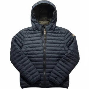 Colmar jacka - Säljer en snygg svart jacka från Colmar i mycket bra skick. skicket är 8/10. Storleken är lite mer S-M. Använde den förra vintern men är tyvärr lite för liten nu. bara skriva ifall du har fler frågor/bilder👍