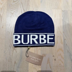 Blå burberry mössa - Som ny. Perfekt till vintern