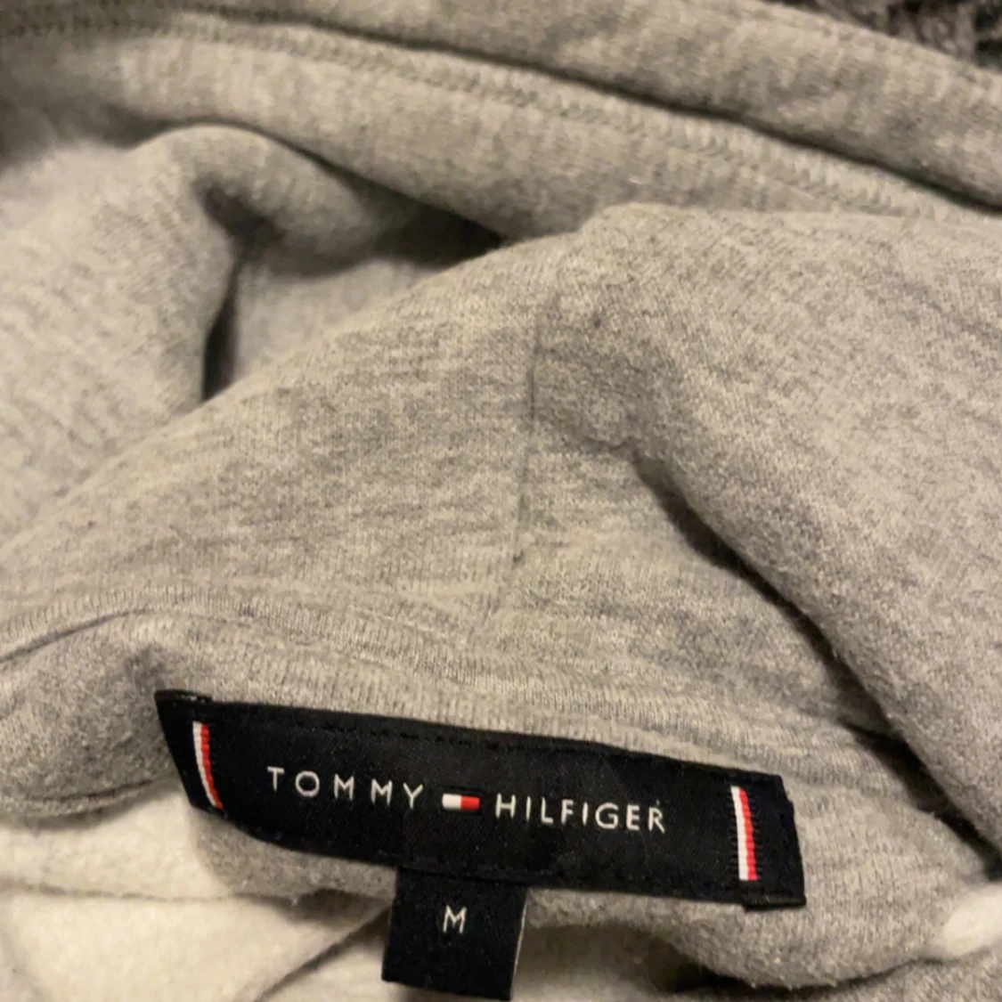 Grå hoodie från Tommy Hilfiger - 2