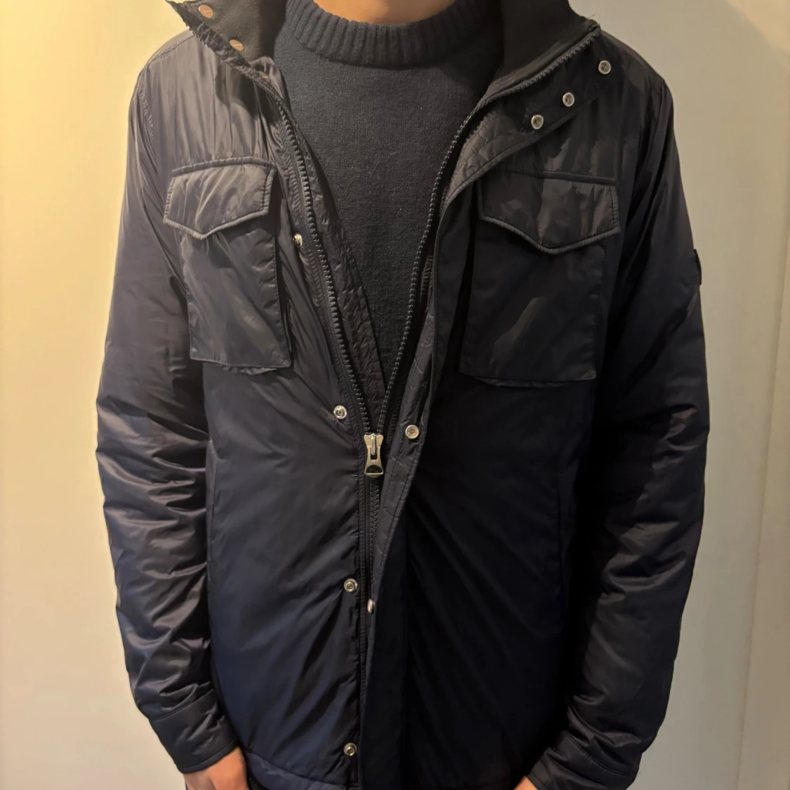 Mörkblå pufferjacka från J.Lindeberg