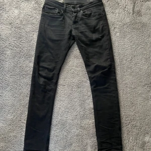 Dondup George  - Säljer nu ett par svarta dondup George i storlek 29. Dem är däremot ganska stora för sin storlek, skulle mer säga att dem är som 30. Jeansen är i väldigt bra skick, dem är använda men inget man tänker på. Jag köpte dem på imorse fashion i Göteborg | Nypris 3800kr mitt pris 1299kr priset är inte hugget i sten. Det är bara att komma med frågor om det är så