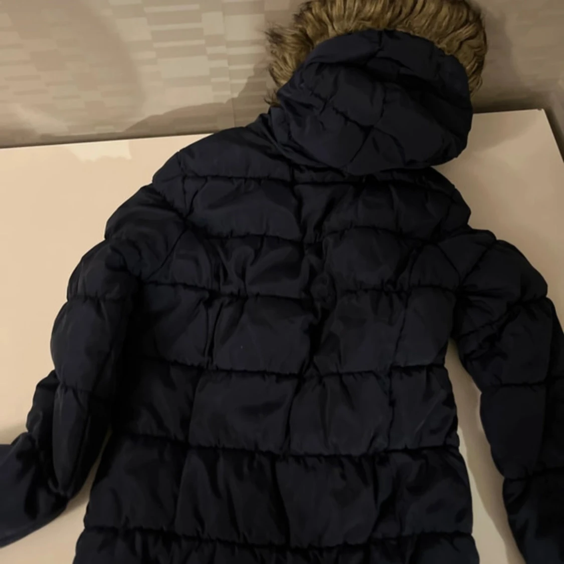 Mörkblå pufferjacka med fuskpäls - 2