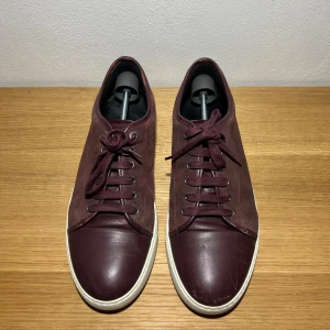 Lanvins  - Säljer ett par Lanvins i vinrött i storlek 10 så sitter som 44. Mockan är som ny och bara några repor på toeboxen! Priset är ej hugget i sten så hör av er med prisförslag och frågor! 