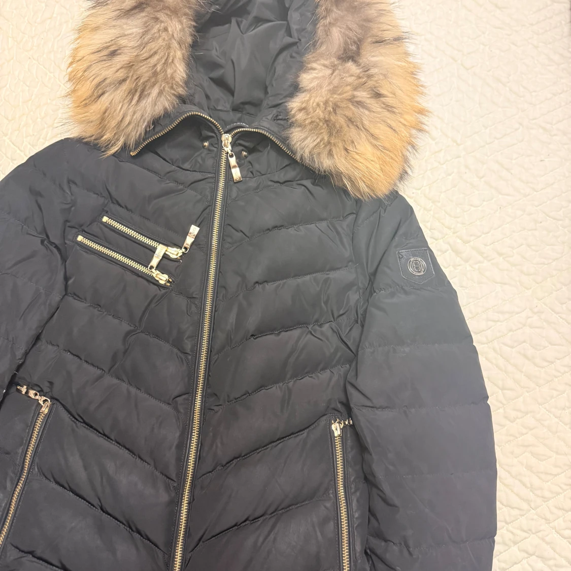 Svart pufferjacka med pälsluva - 2