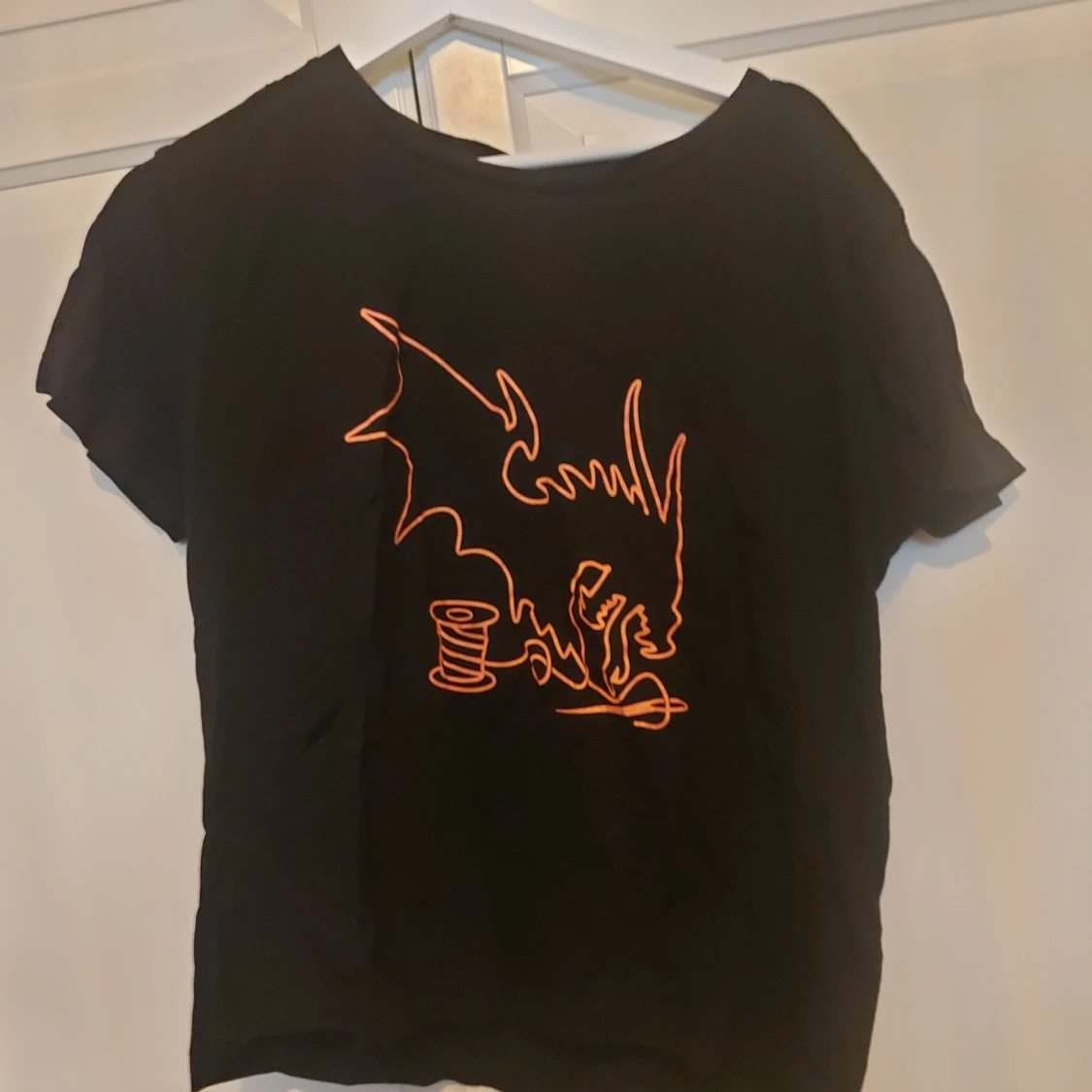 Svart t-shirt med orange draktryck