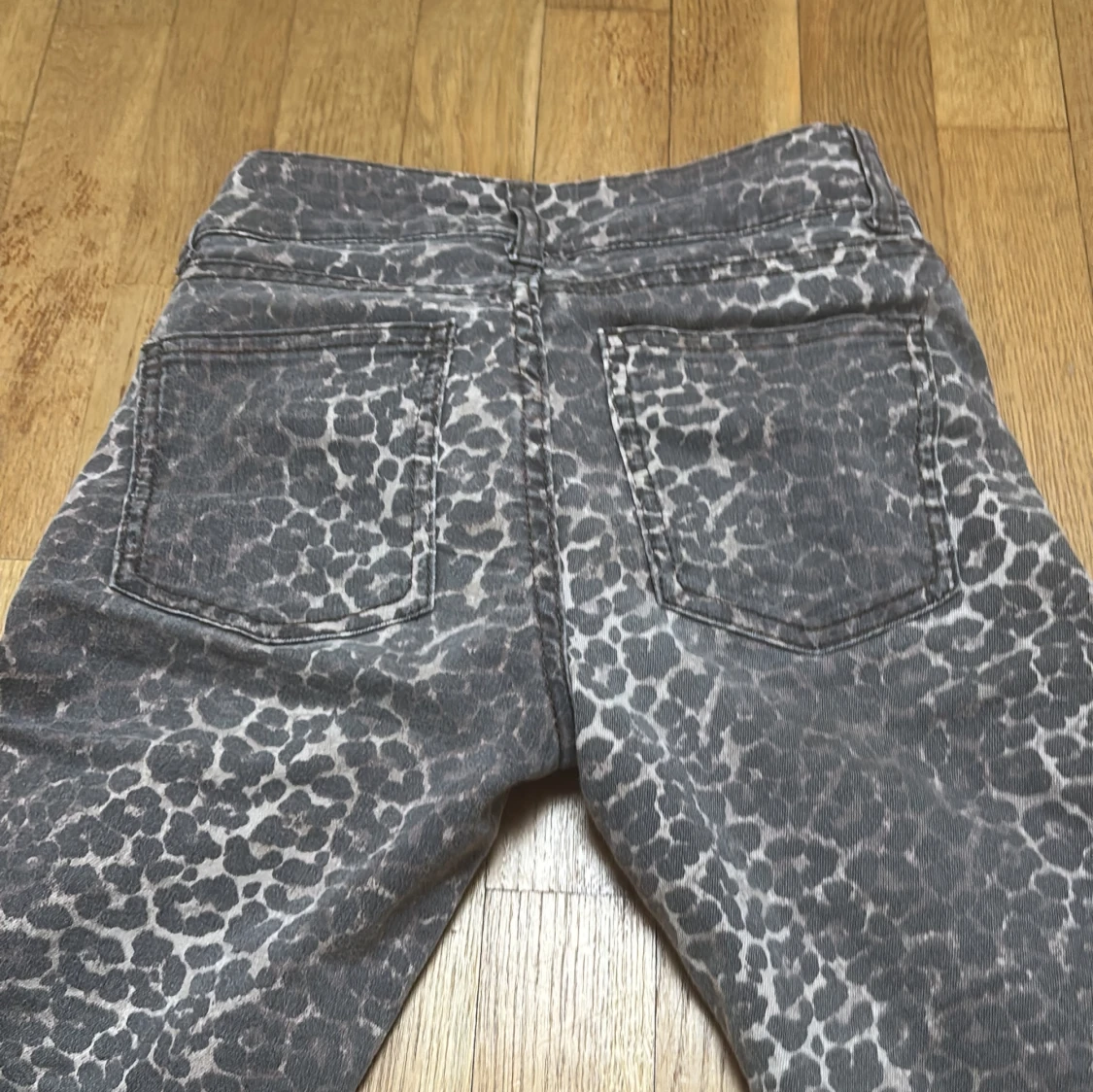 Leopardmönstrade bootcut jeans från Nelly - 2