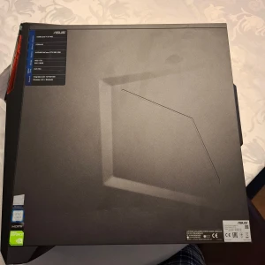 ASUS Stationär Dator - ASUS Stationär Dator – Intel i5, GTX 1060, SSD + HDD, Windows 10  Säljer en välfungerande stationär ASUS-dator som passar utmärkt för både vardagsbruk, lättare spel, streaming och kontorsarbete. Datorn är komplett och redo att användas – Windows 10 är installerat och aktiverat.  Specifikationer Modell: ASUS G11CD / G11 Series  Processor: Intel® Core™ i5-7400 (4 kärnor, upp till 3.5 GHz)  Grafikkort: NVIDIA® GeForce GTX 1060 3GB GDDR5  Minne: 8 GB DDR4 RAM  Lagring:  128 GB SSD (systemdisk, snabb
