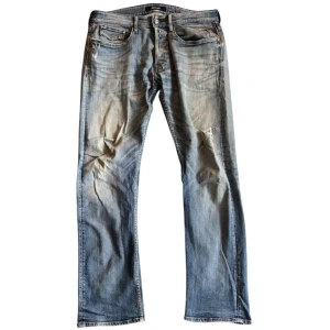 Vintage Replay Jeans - Sjukt najs slitningar och fade! Modell: Newbill.                 Mått: Ytterben:106cm Innerben:79cm Lår:27cm Benöppning:20cm Midja:45cm