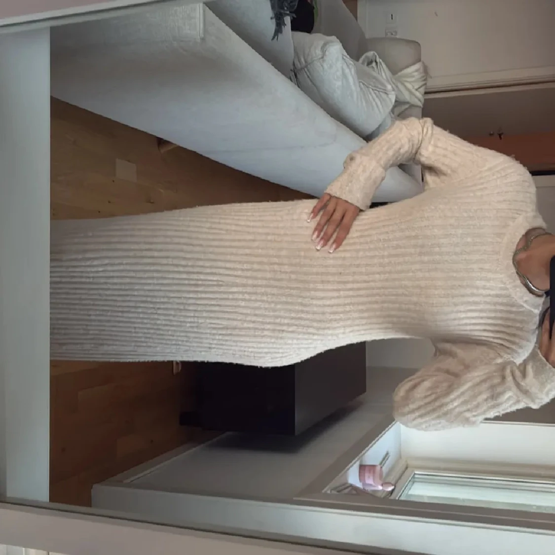 Beige ribbad lång stickad klänning