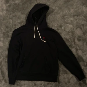 Svart hoodie från Polo Ralph Lauren - Säljer en svart hoodie från Polo Ralph Lauren i väldigt bra skick.