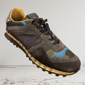 Valentino Garavani Rockrunner sneakers - Säljes i befintligt skick därav priset. Skick 7/10. Kom privat för fler frågor! Storlek 40 men passar 41 och uppåt.
