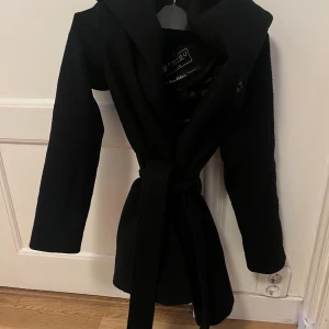 Svart kappa - Den är ganska använd därför lägger jag upp den för det priset. Nypris 599 kr.
