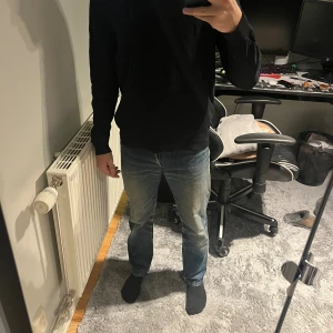 Half zip tröja - Tja, säljer en halfzip från Jack&Jones i storlek S. Tveka inte på att ställa frågor om du har några!! Priset är inte skrivit i sten då våga buda!!