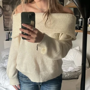 Stickad off shoulder! - Köpt på Zalando! Färgen på bilden gör sig inte rättvis, den är vitare i verkligheten