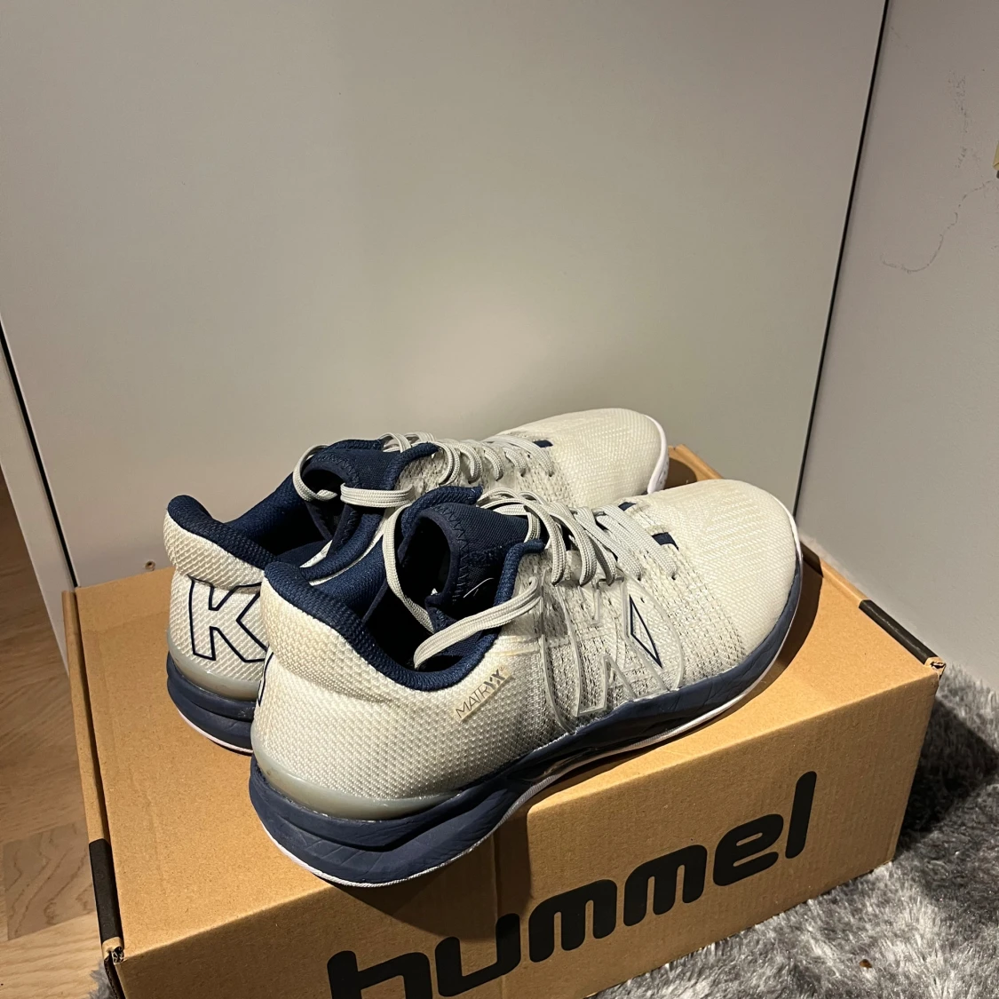 Vita och marinblå träningsskor ifrån kempa  - 1