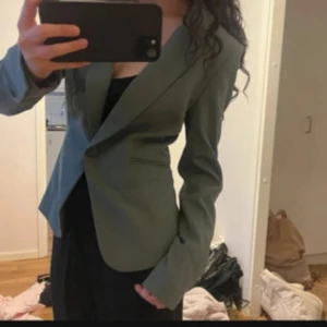 Kavaj  - En snygg grön kavaj som är figursydd, köpt på vinted , som ny.