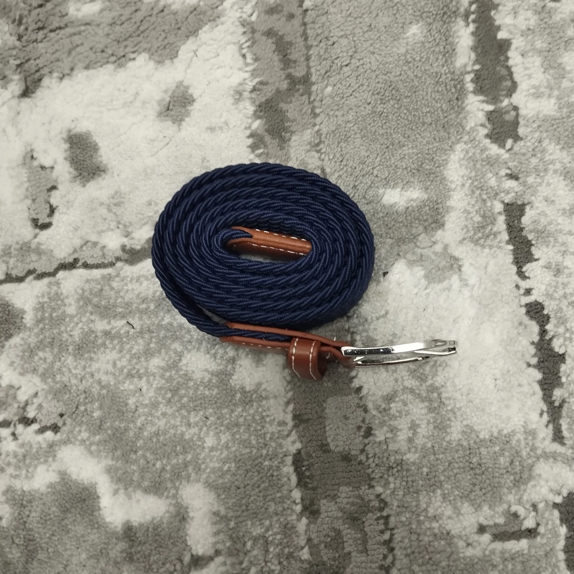 Mörkblå flätat bälte med skinn-detaljer - 1