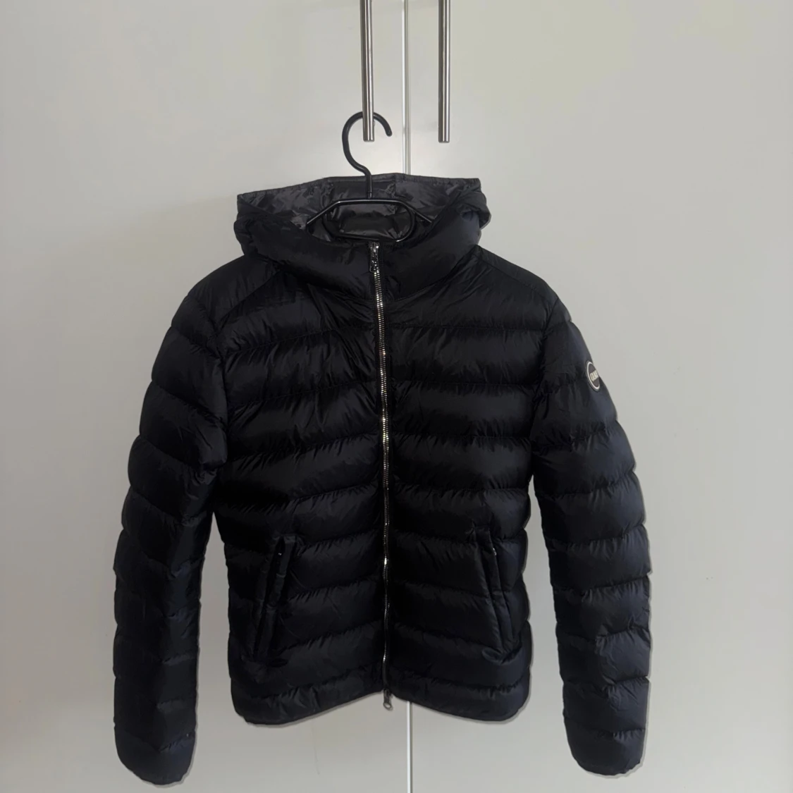 Svart dunjacka från Colmar med huva