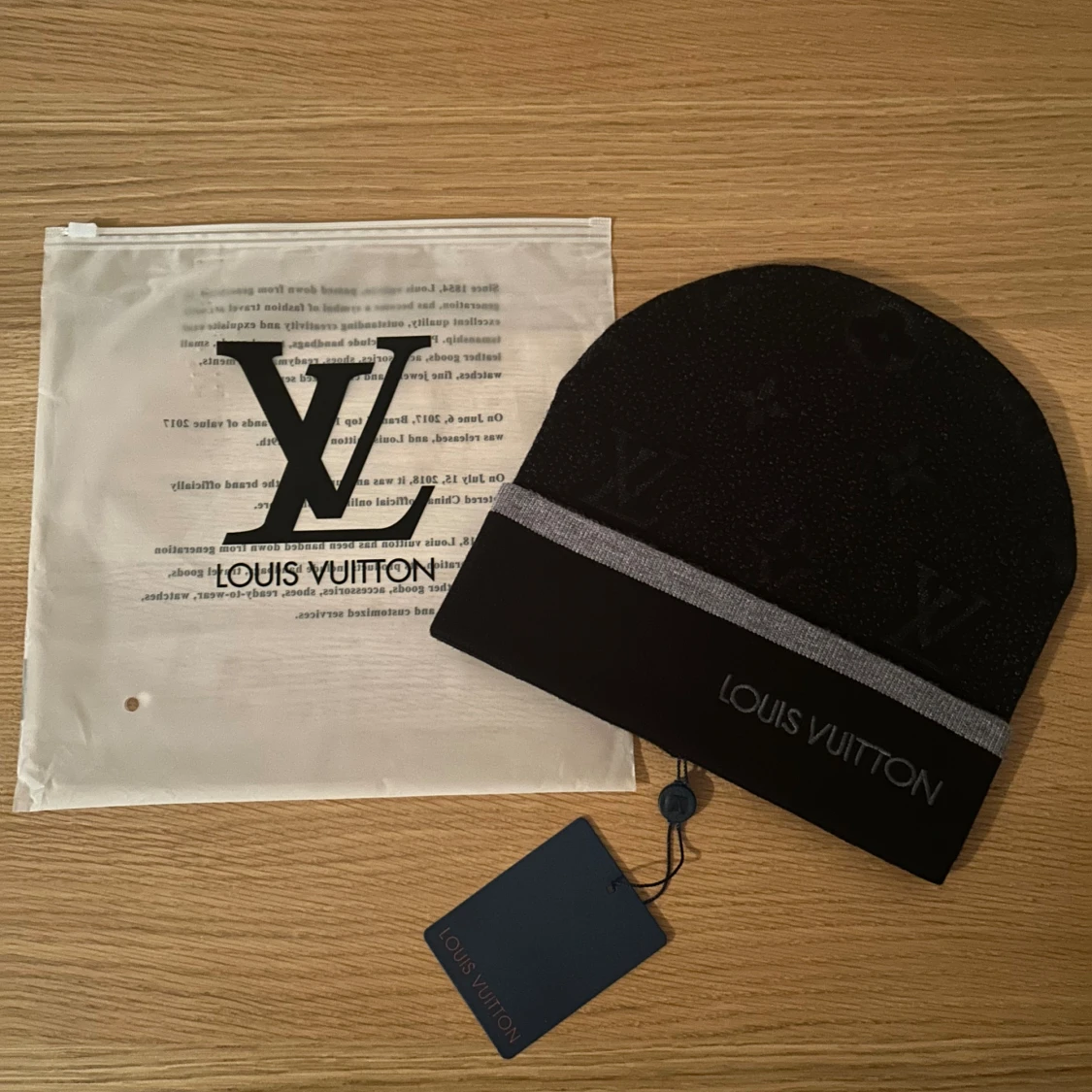 Svart mössa med monogram