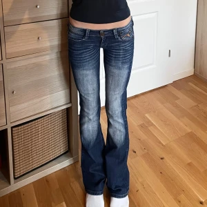 Vintage lågmidjade bootcut jeans - Jätte lågmidjade jeans från Just, ganska stretchiga // strl S🩷// midja 37cm tvärsöver, innerbenslängd 81cm