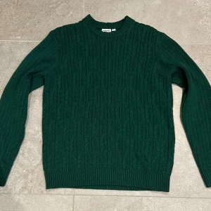 Grön stickad tröja från Kappahl - Mörkgrön stickad tröja från Kappahl i storlek M. Bra skick.