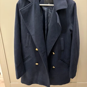 Mörkblå skepparkavaj från Rut&Circle - Säljer en snygg mörkblå skepparkavaj från Rut&Circle i storlek 36. 